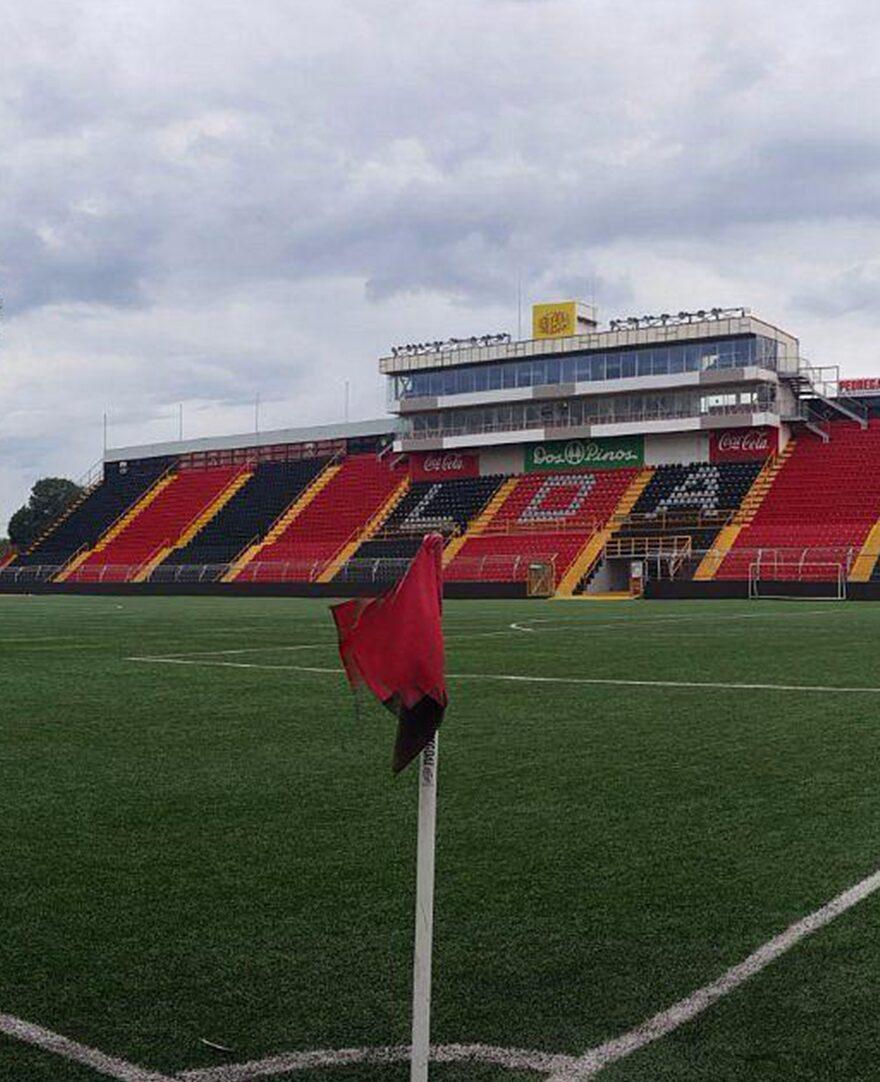 Vallas electrónicas laterales LED disponibles para anunciar tu marca con La Liga en el Estadio Alejandro Morera Soto.